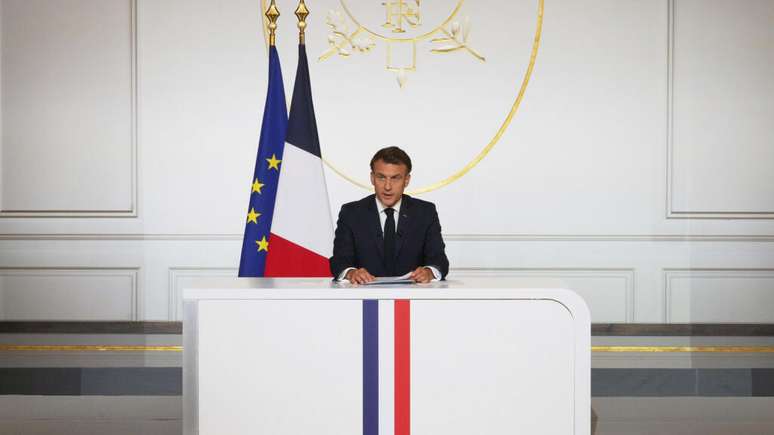 O presidente francês Emmanuel Macron realiza uma coletiva de imprensa no Palácio do Eliseu, em Paris, na sexta-feira, 13 de junho de 2025.