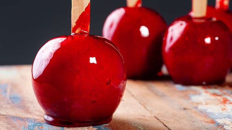 Simpatia de Santo Antônio com maçã e mel para reacender a paixão ou atrair um novo amor. Ritual fácil e poderoso para fazer no dia 13.