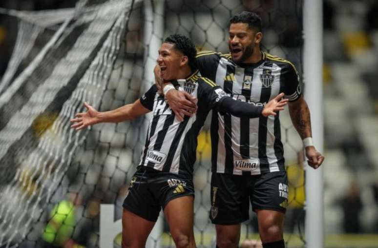 Dudu, estreando pelo Galo,  recebe a marcação de Ronaldo.