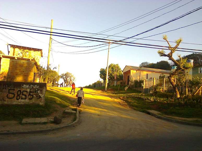 A linda foto do Facebook dos moradores mostra a característica principal da 4 de Junho: está encravada no morro.
