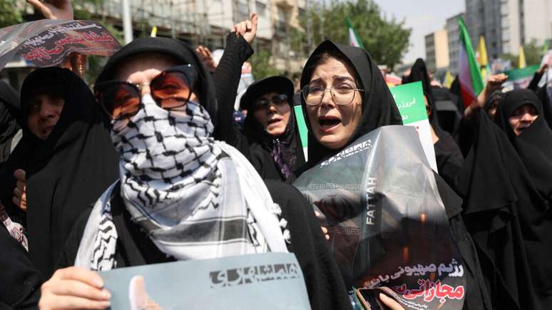 Pessoas participam de um protesto anti-Israel após ataques israelenses ao Irã, em Teerã. 13 de junho de 2025