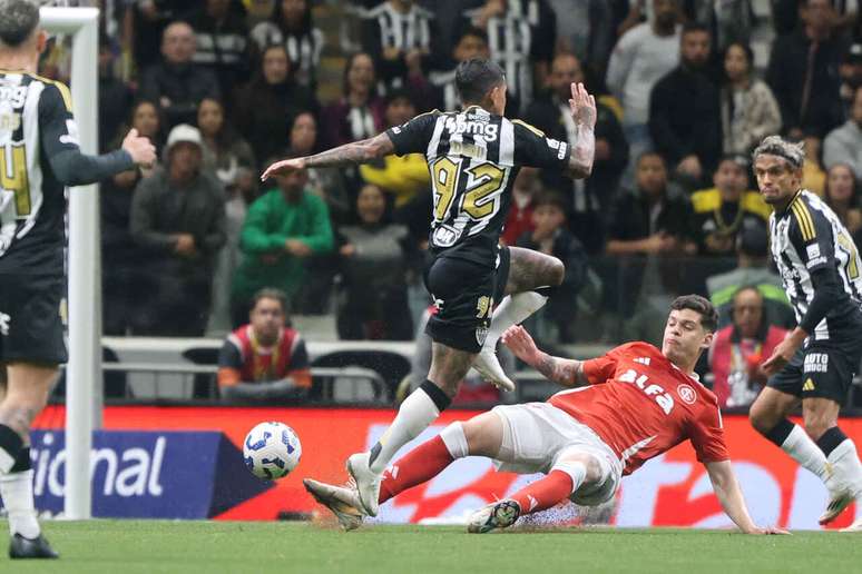 Dudu, estreando pelo Galo,  recebe a marcação de Ronaldo.