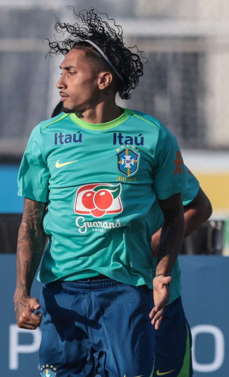 Raphinha vê seleção melhor, mas avalia time ainda longe do ideal.