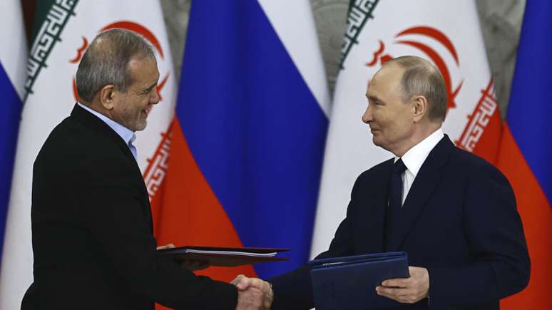 Aperto de mão entre o presidente iraniano Massoud Pereshkian e o presidente russo Vladimir Putin, em 17 de janeiro de 2025, em Moscou.