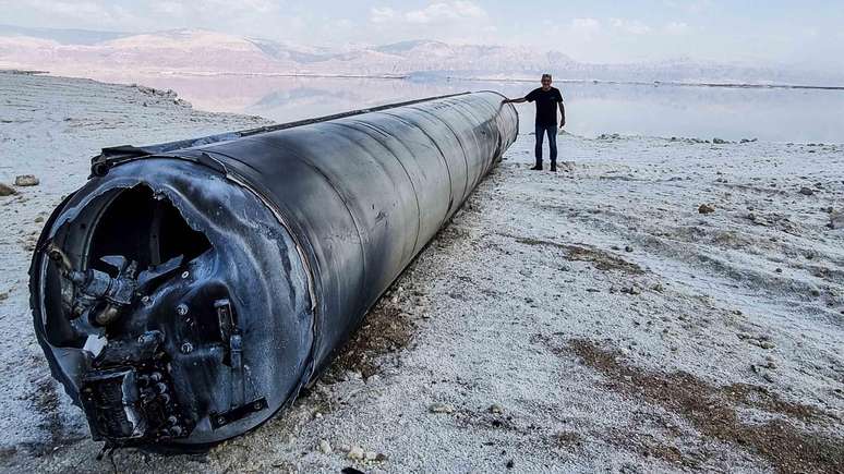 Um míssil balístico na costa do Mar Morto, depois que o Irã lançou drones e mísseis contra Israel em 2024