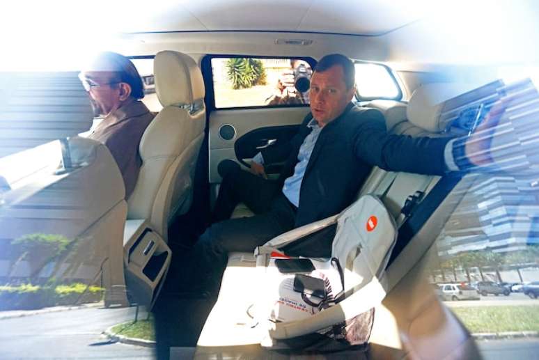 O tenente-coronel Mauro Cid, ex-ajudante de ordens de Jair Bolsonaro, chega à sede da PF para prestar depoimento sobre a tentativa de tirar um passaporte português para deixar o Brasil