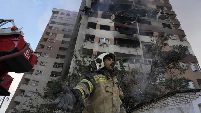 Explosão atinge prédio em Terrã após ataque israelense.