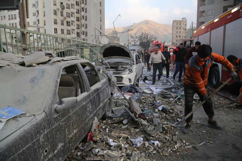 Vista de um edifício danificado na capital iraniana, Teerã, após um ataque israelense