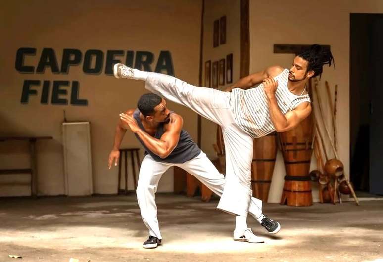 Igor Verde e Tomás Portella dirigem Capoeiras, série sobre os personagens Veneno e Noivo, jovens capoeiristas do subúrbio do Rio de Janeiro.