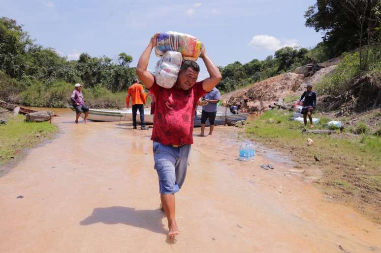 Comunidade São Pedro, localizada no bairro Tarumã-Açu, zona Oeste de Manaus, recebe doação de cestas básicas.