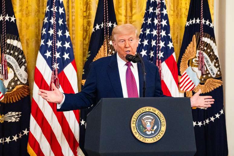 O presidente dos EUA, Donald Trump, responde a perguntas de repórteres após assinar decretos executivos no Salão Leste da Casa Branca na quinta-feira, 12 de junho de 2025. Os decretos executivos bloqueiam a regra da Califórnia que proíbe a venda de carros novos movidos a gasolina até 2035.