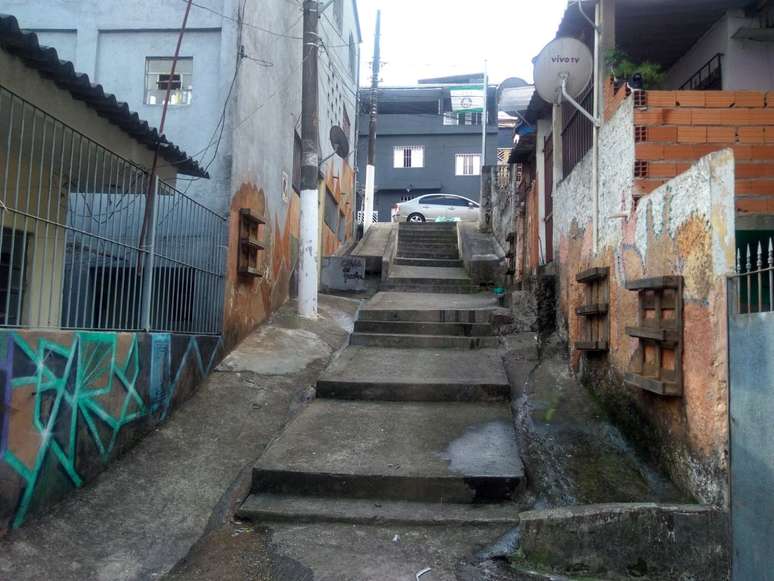 O escadão do Jardim São Luiz era assim, como a maioria na capital paulista: chão de passagem meio abandonado. 