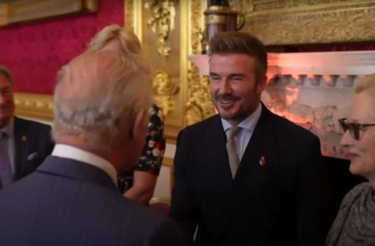 Beckham posa ao lado do Rei Charles durante cerimônia em que foi condecorado Sir.