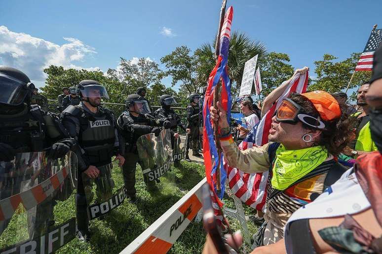 Policiais Palm Beach impedem manifestantes de cruzar uma ponte para a casa do presidente Donald Trump em Mar-a-Lago durante o protesto "No Kings" na Flórida