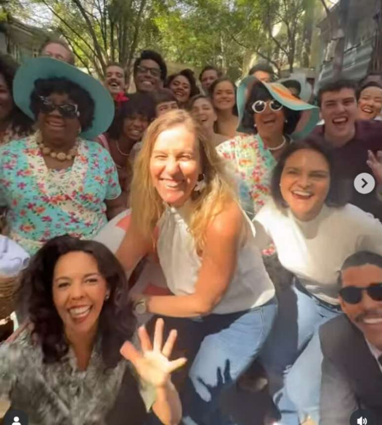 A diretora Natália Grimberg e a autora Alessandra Poggi ao lado de parte do elenco de 'Garota do Momento' no último dia de gravações da novela