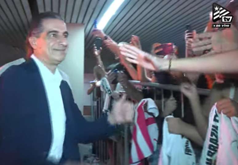 Renato Paiva, t&eacute;cnico do Botafogo, antes do embarque para Mundial de Clubes nos Estados Unidos. Aeroporto Gale&atilde;o . com torcedores &ndash;