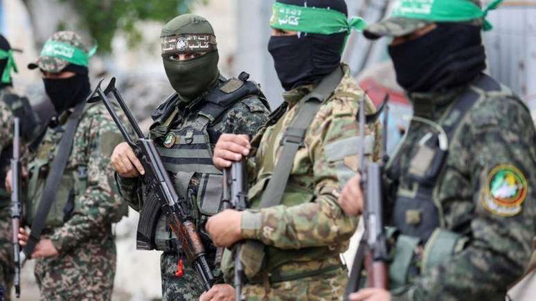 Combatentes armados do Hamas em uniformes compareceram ao funeral de Marwan Issa, na região central da Faixa de Gaza, durante um cessar-fogo em fevereiro