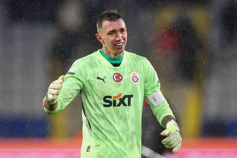 Estudiantes acerta a contratação do goleiro Fernando Muslera