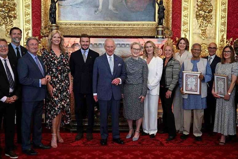 Beckham posa ao lado do Rei Charles durante cerimônia em que foi condecorado Sir.