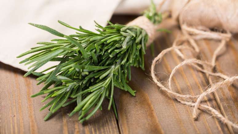 Rosemary Bath: what popular wisdom says about its energy effects