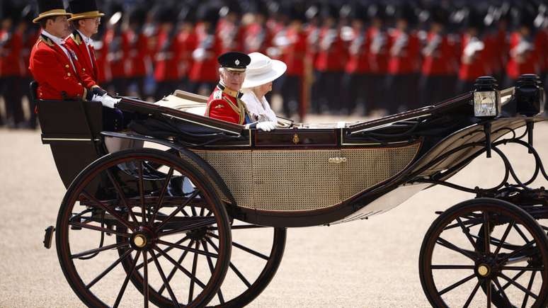 O rei Charles III e a rainha Camila fazem homenagem às vítimas do acidente aéreo ocorrido na Índia.