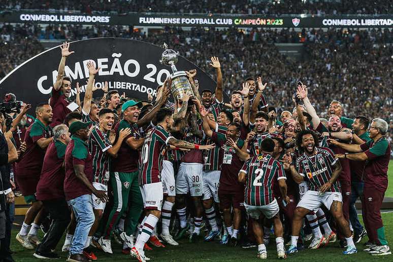Fluminense ergue, enfim, a t&atilde;o sonhada Gl&oacute;ria Eterna: a Copa Libertadores &ndash;