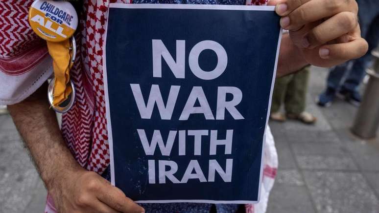 Um manifestante segura um cartaz durante um protesto contra os ataques israelenses ao Irã em Nova York