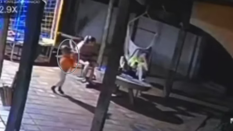 Absurdo! Criança de 2 anos mata a própria mãe com arma do pai; entenda o caso