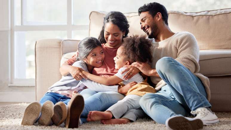 A criação de bebês humanos com cérebros grandes e desenvolvimento lento tornou a monogamia a opção mais viável para os seres humanos