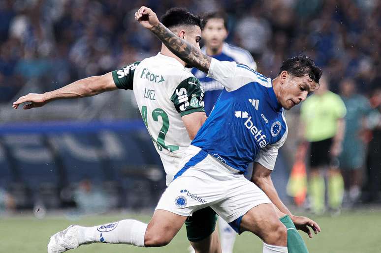 Lucas Romero em partida contra o Palmeiras –