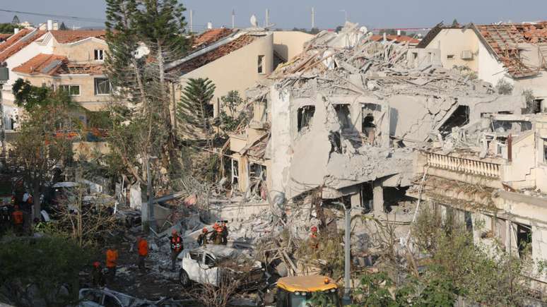 Prédios destruídos na região de Tel Aviv, em Israel.