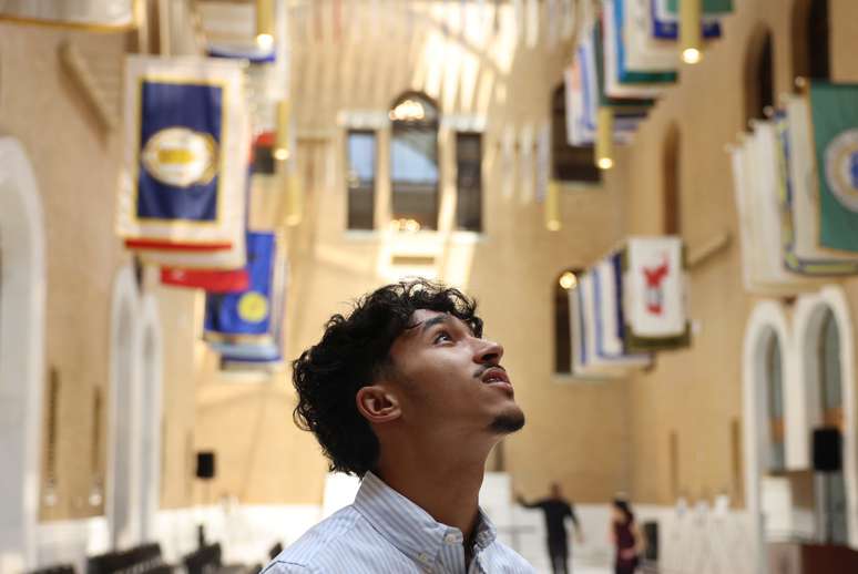 Marcelo Gomes da Silva procura pela bandeira de Milford dentro do The Great Hall, na State House
