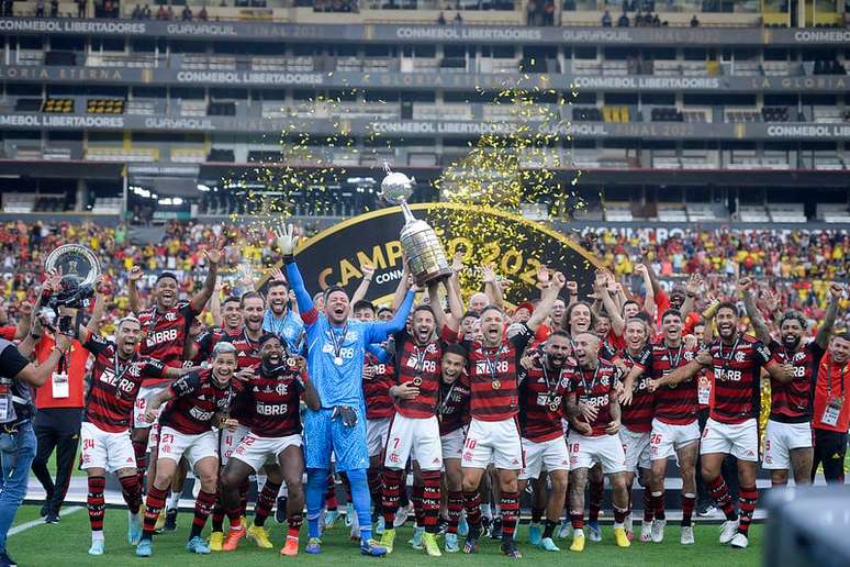 Flamengo celebra tricampeonato da Libertadores, em vitória sobre o CAP, em 22 –