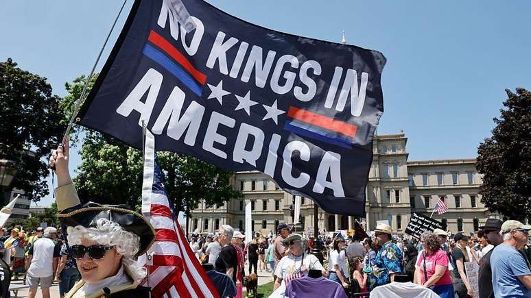 Pessoas participam do protesto "No Kings" do lado de fora do Capitólio de Michigan, em Lansing, Michigan