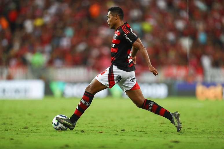 Alex Sandro em a&ccedil;&atilde;o com a camisa do Flamengo na temporada &ndash; Fotos: Gilvan de Souza/Flamengo