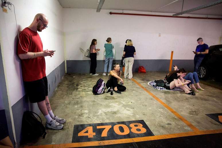 Pessoas se abrigam em Tel Aviv durante ataque do Irã