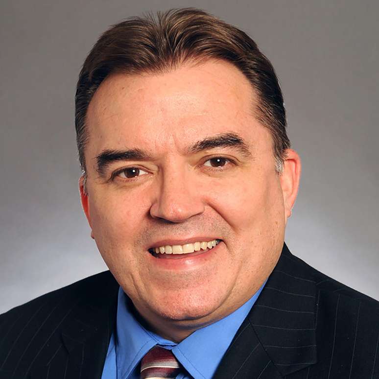 O senador estadual John Hoffman foi vítima de ataque semelhante no sábado, mas foi levado vivo para um hospital para tratamento