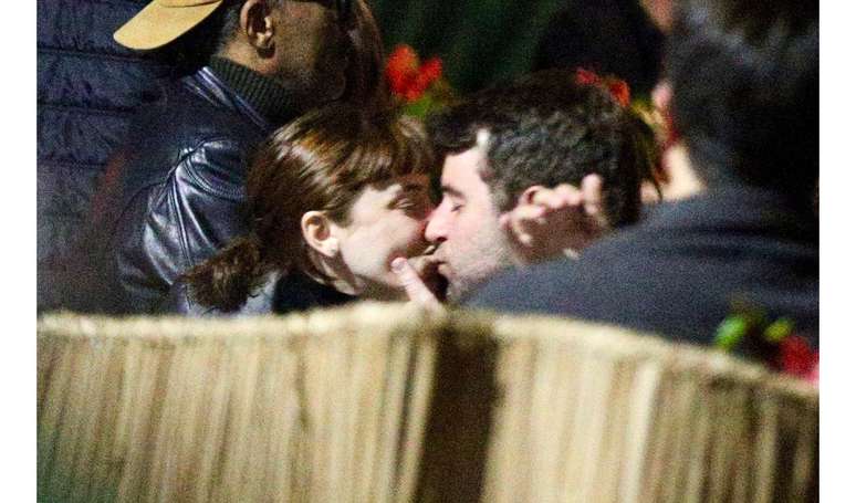 Alice Wegmann troca beijos com novo affair em restaurante após rumores com Humberto Carrão, o Afonso de 'Vale Tudo'.