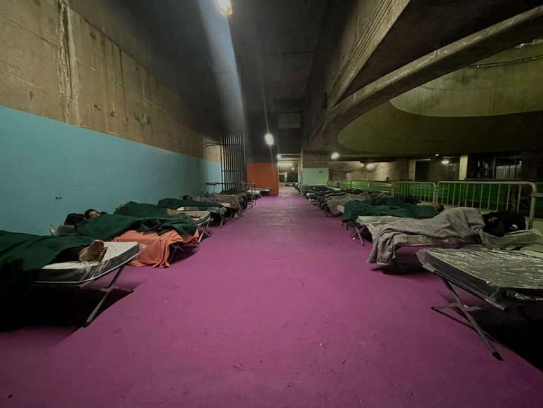 Subsolo da estação Pedro II é mais quente e tranquilo do que a área de embarque. Abrigo funciona quando temperatura cai a 10 graus.
