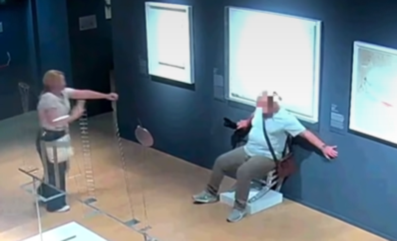 The tourist sits and breaks “Van Gogh’s Chair” in the museum in Italy The tourist sits and breaks “Van Gogh’s Chair” in the museum in Italy