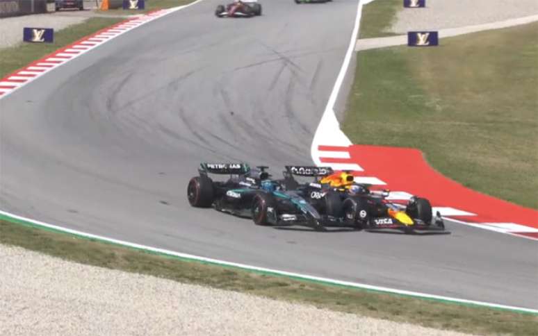 Max Verstappen e George Russell durante o Grande Prêmio da Espanha