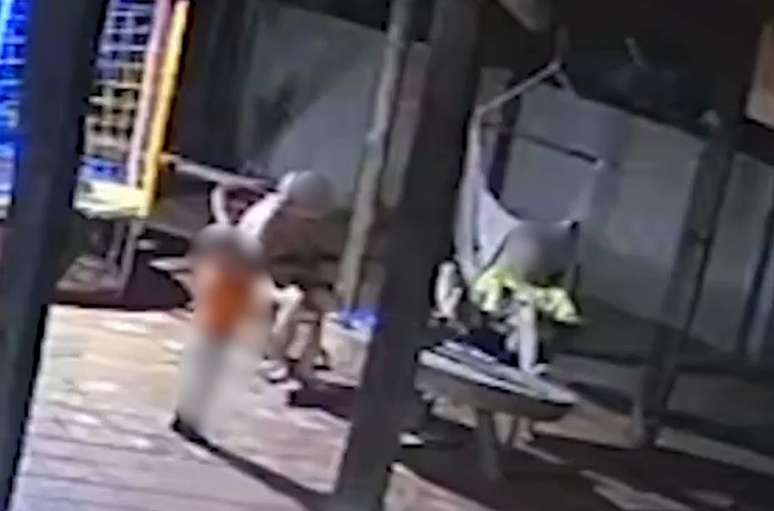 Criança manuseava a arma do pai quando tiro foi disparado acidentalmente 