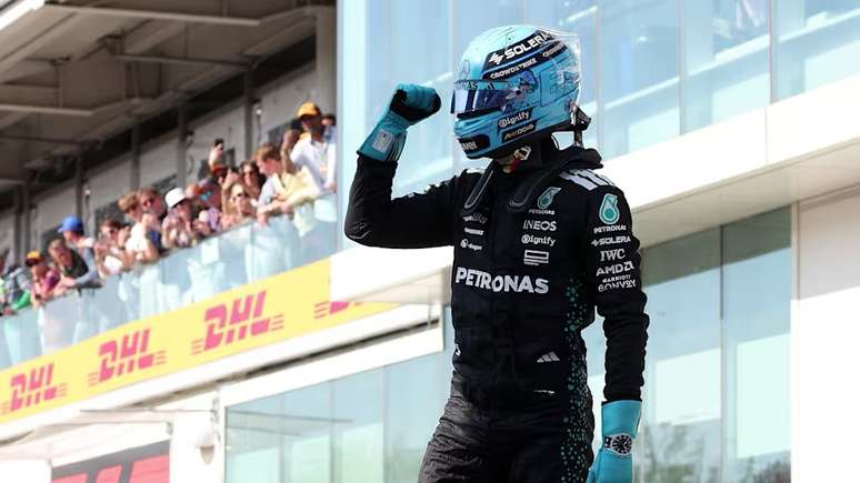 George Russell supera Max Verstappen e conquista Pole
