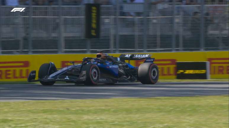 A cobertura do motor de Alex Albon se solta inesperadamente