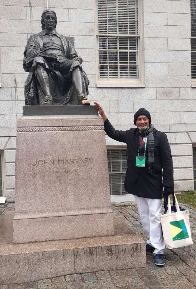 Valdeci de Souza Boareto em Harvard, onde deu palestra. Pela segunda vez na Bienal do Livro, lança obra infantil.