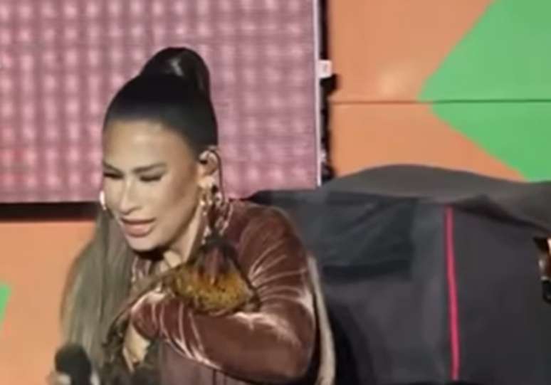 Simone recebeu uma galinha de presente durante show