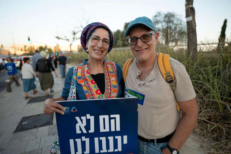 Yisrael, fotografado com a esposa, afirma que a guerra 'vai terminar quando o Hamas for totalmente derrotado'