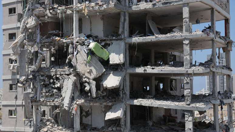 Um bloco residencial em Bat Yam, ao sul de Tel Aviv, foi atingido por ataques iranianos