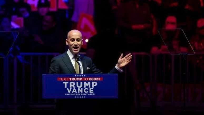 Miller sempre foi alinhado a Trump ao longo da sua carreira. N&atilde;o h&aacute; registro de uma &uacute;nica cr&iacute;tica sua ao presidente americano.