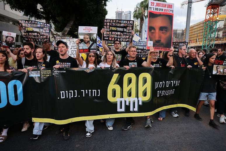 Parentes e apoiadores dos reféns israelenses mantidos em Gaza protestaram em Tel Aviv no mês passado